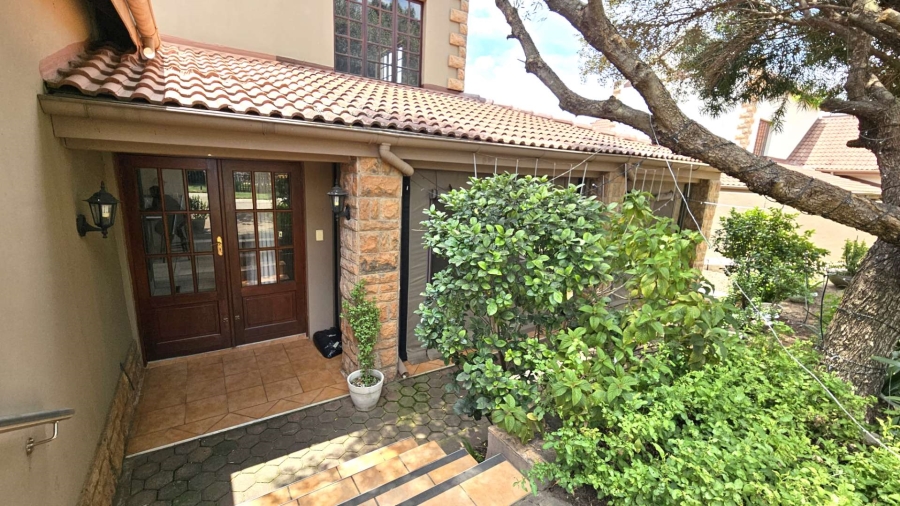 To Let 3 Bedroom Property for Rent in Meerhof North West